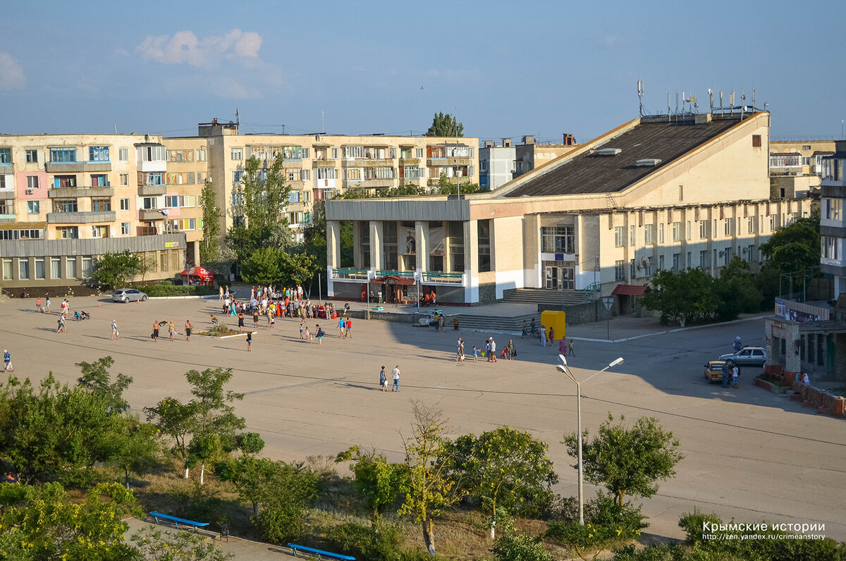 Поселок новоозерное республика крым. Новоозёрное Крым. Поселок Новоозерное Крым. Крым Евпатория Новоозерный. Дом офицеров Новоозерное.