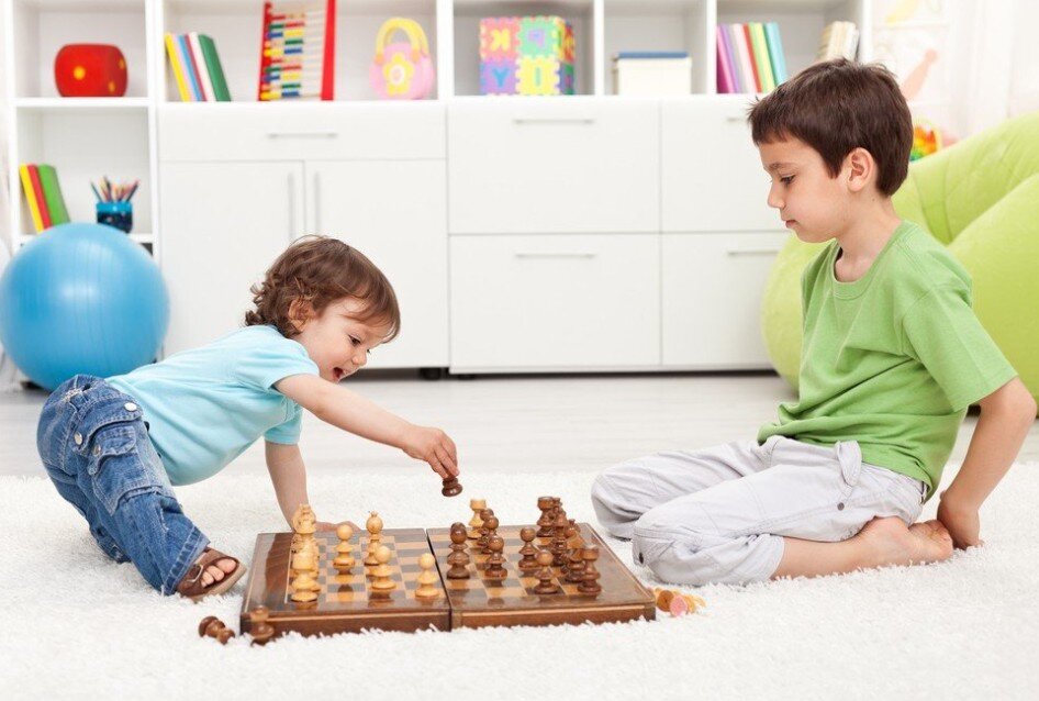 «Шахматы  учат маленьких детей думать, размышлять, сопоставлять» –  вот основной аргумент облечённых властью разного уровня людей,  продвигающих включение шахмат в школьные  программы первоклашек.
 Противники же такого раннего обучения резонно заявляют, что алгебра,  информатика, география, биология и другие традиционные дисциплины тоже и  ничуть не хуже учат детей мыслить.
 Тем более что школьные программы и так перегружены, дети не справляются с  учёбой, они не успевают ни читать, ни гулять, ни играть. Зачем же еще и  шахматы? Как же решатся эти споры?
 
 Видимо шахматы придут в детсады и к первоклашкам тогда, когда с их  помощью можно будет решить старые нерешаемые проблемы школьного и  дошкольного образования.