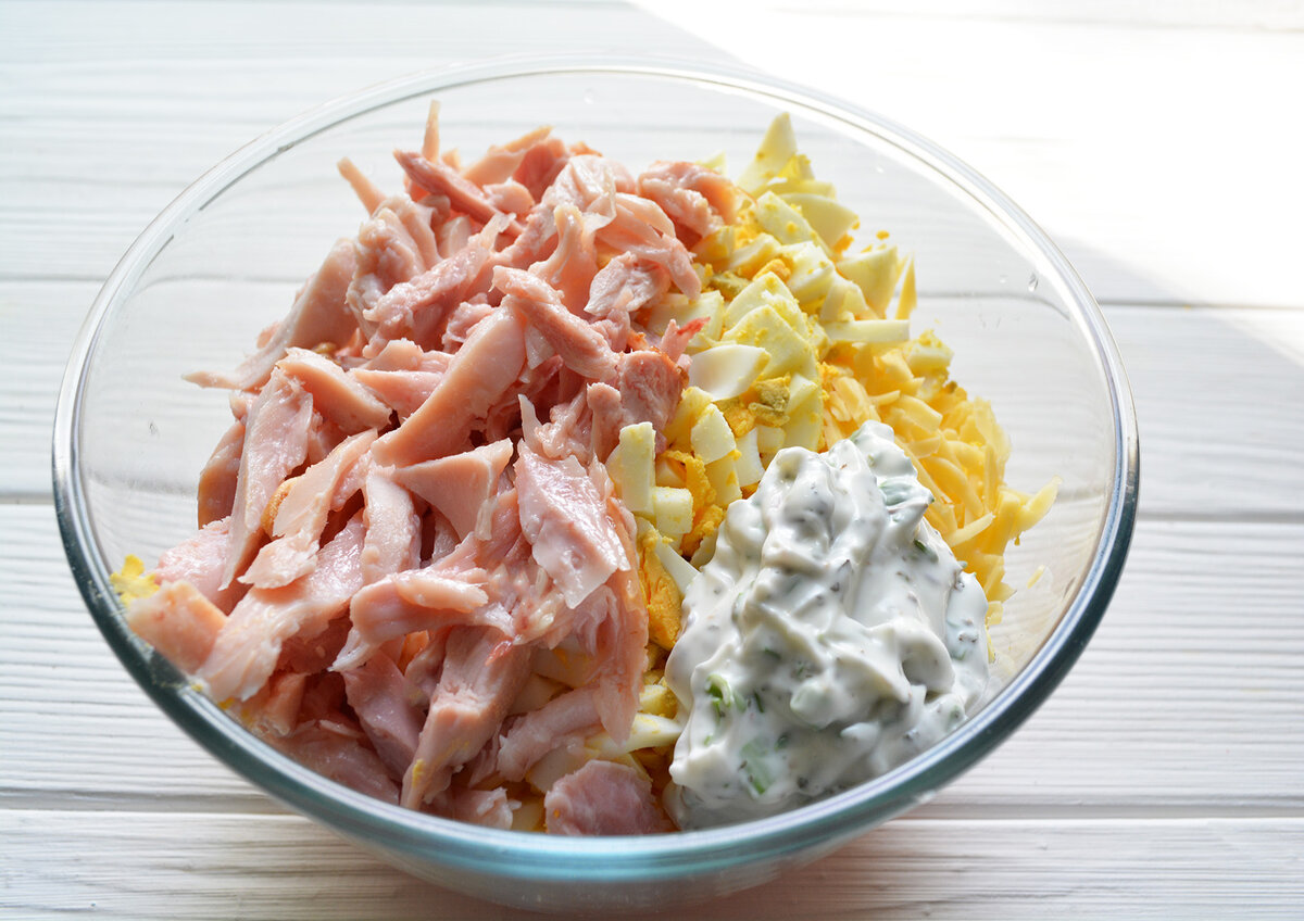 Салат с копченой курицей и помидорами и сыром. Салат из копченой грудки. Салат из копченой курицы помидор яиц. Салат курица помидоры сыр. Салат с курицей и помидорами.