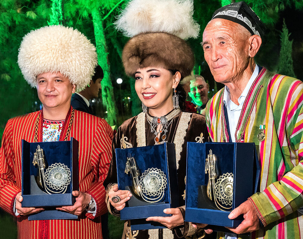 Финалисты смотра-конкурса исполнителей на первом Международном музыкальном фестивале искусства народных сказителей (Bakhshi International Art Festival — 2019) в Термезе Улжан Байбусинова, Абнуназар Поëнов и Кервен Ëвбосаров. Фото Андрея Кудряшова/Фергана