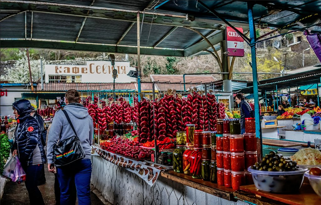 Овощной рынок в центре Ялты.