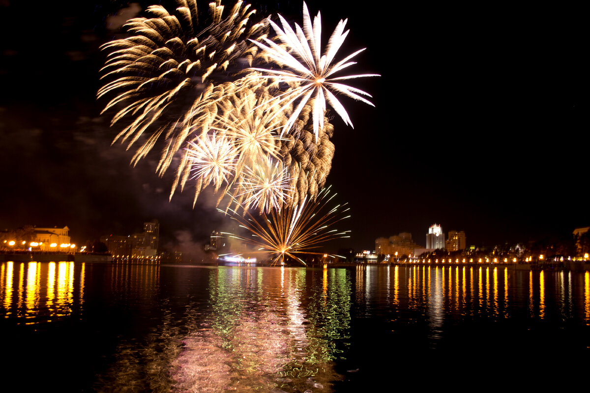 Салют в Екатеринбурге (Фото: Варвара Шульева)