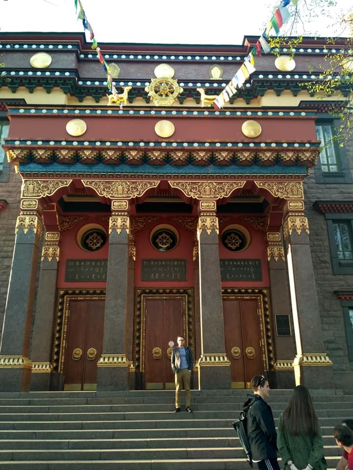 Питер встретил меня дождем и комарами, тогда как из насекомых последнее время я встречаю только тараканов. Они ползают у меня по чистой посуде, и Катя говорит, что считают себя хозяевами арендованной квартиры больше ее и меня вместе взятых.