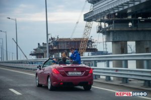 Начнем с того, что Крымский мост в день своего открытия привлек к себе внимание всего Мира. На первый проезд собрались не только жители Керчи и Тамани, соседних городов Крыма и Краснодарского края, но и даже иностранцы, среди которых были американец, англичанин и нисколько украинцев.  
