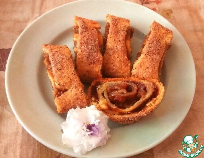 Очень вкусный штрудель, с хрустящей сахарно-коричной корочкой и ароматной сладкой начинкой. Чудесная выпечка для семейного чаепития!