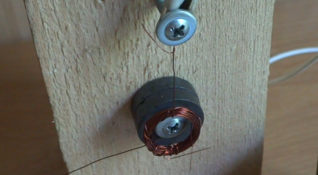 Простейшее Гравитационно-Магнитное устройство и проволочный трансформатор позволяют повысить напряжение  от гальванической батареи из водопроводной трубы в сотни раз. Неоновая лампочка с напряжением зажигания в сотню вольт светит от токов получаемых при окислении цинка. 