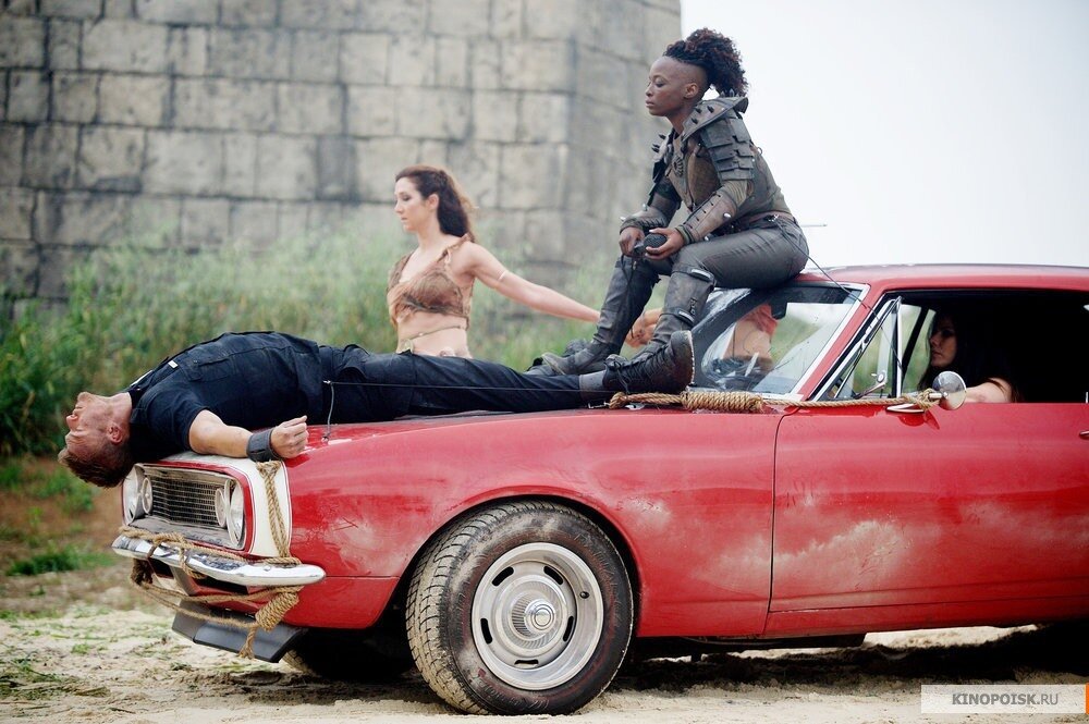 Сюжет разворачивается в пост-апокалиптическом будущем, в котором цены на энергоносители просто неподъемны. И для развлечения публики ежегодно проходит подпольное шоу «Кровавая гонка», в котором водители ездят на авто, потребляющими кровь вместо бензина. Победителя ждёт слава и многомиллионный приз. Сериал знакомит зрителя с двумя главными героями, сведенными друг с другом коварным стечением обстоятельств. Грейс — роковая красотка, участвующая в гонке ради денежного приза, достаточного для того чтобы уехать с любимой младшей сестрой подальше и вести безбедную жизнь. Артур — полицейский, попавший на гонку случайно и ставший заложником шоу. Теперь они привязаны друг к другу и вынуждены участвовать в гонке как партнёры. Отказаться нельзя: вживленные бомбы — обязательное условие для гонщиков. Победи или умри. 