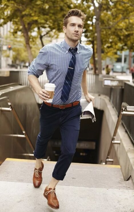 Кстати, я не советую надевать галстук, если нет пиджака, и заворачивать брюки в пределах кабинета. Фото: Яндекс Картинки