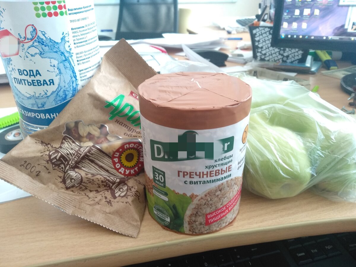 Перекусить орехами, яблоками, или просто хлебцами и отрубями - только побаловать рот, но не избавит от голода.