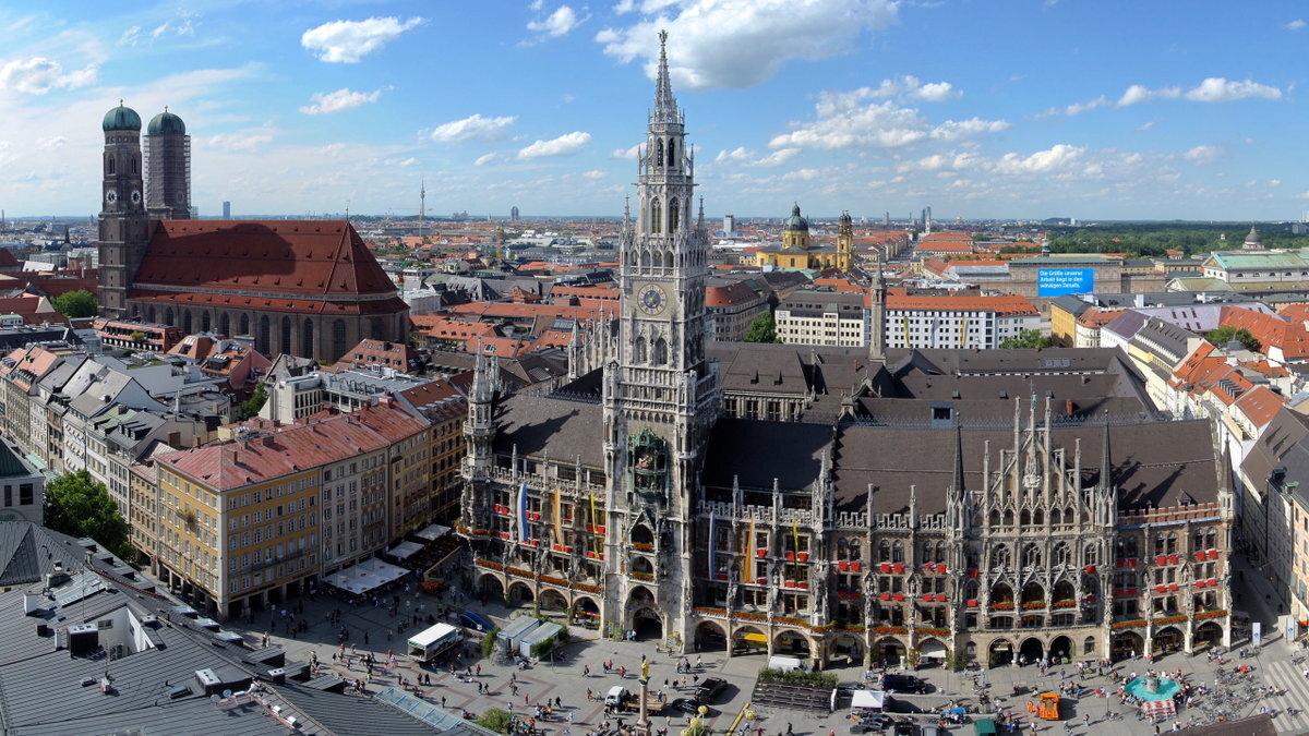  Мюнхен имеет умеренный климат, с переходным от морского к континентальному. Этому способствует относительно мягкая малоснежная зима (средняя температура января −1 °C) и нежаркое дождливое лето со средней температурой около 18 °C с большим количеством осадков и доминирующей пасмурной погодой. Солнце светит 1777 часов в году, в 2013ом году 185 дней был дождь.