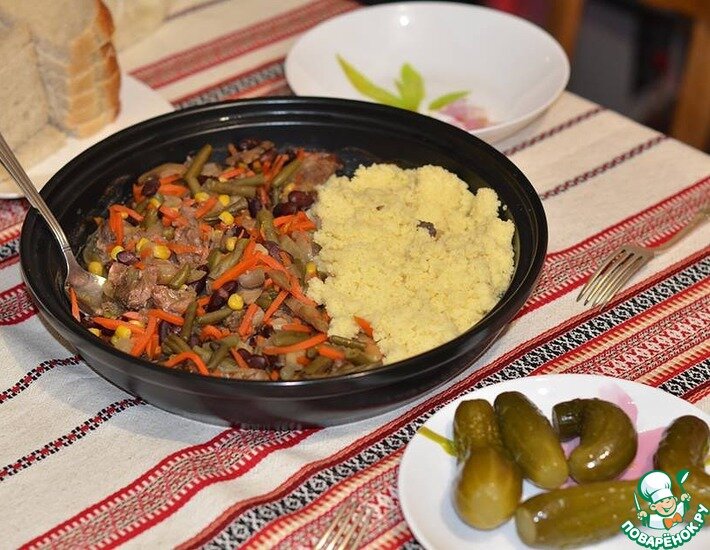 В тажине можно приготовить любое мясо, которое нужно долго тушить, чтобы придать ему сочности и мягкости. В тажине время тушения укорачивается в разы. Это происходит за счет того что тажине создается уникальный микроклимат, и продукты готовятся двояким образом: снизу — за счет нагрева основания, а сверху — практически, как на пару.