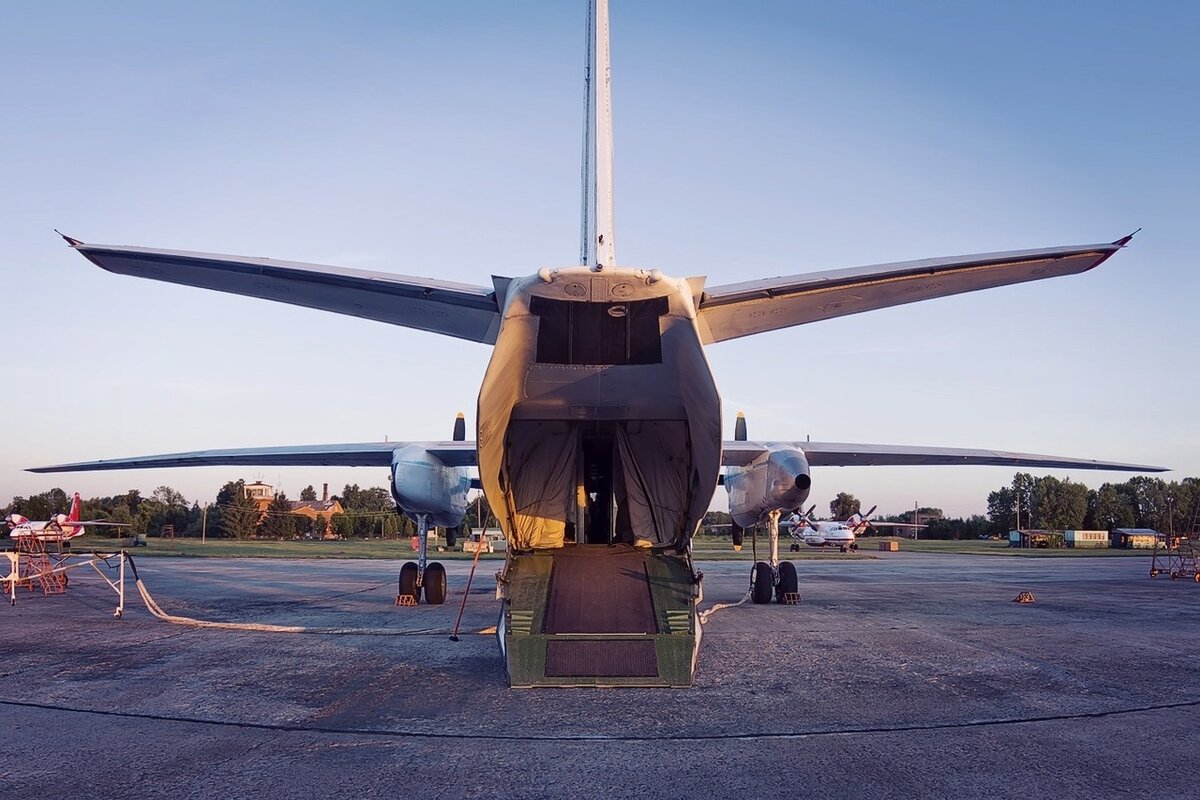 Ан 26 фото самолета снаружи Ан-26. Улучшенная версия самолёта Ан-24 с рампой в грузовом отсеке! Авиатехник Д