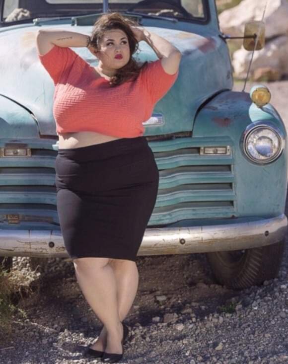 Полные извращенки. Толстая женщина и автомобиль. Мини юбки на полных женщинах.