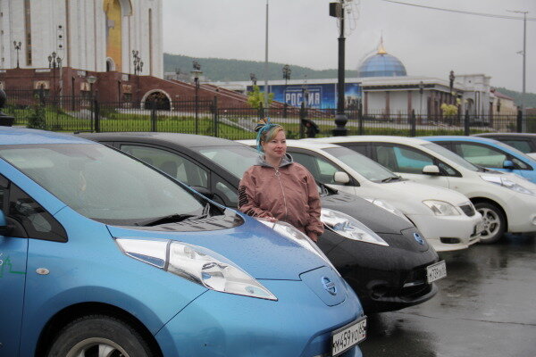 На митинг под лозунгом «Чистый воздух — нашим детям» горожане приехали на электромобилях