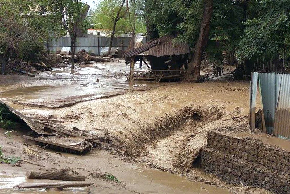 Сели фото. Сель сель в Алма Ате. Сель селевой поток. Селевые потоки в горах. Селевой поток в Таджикистане.