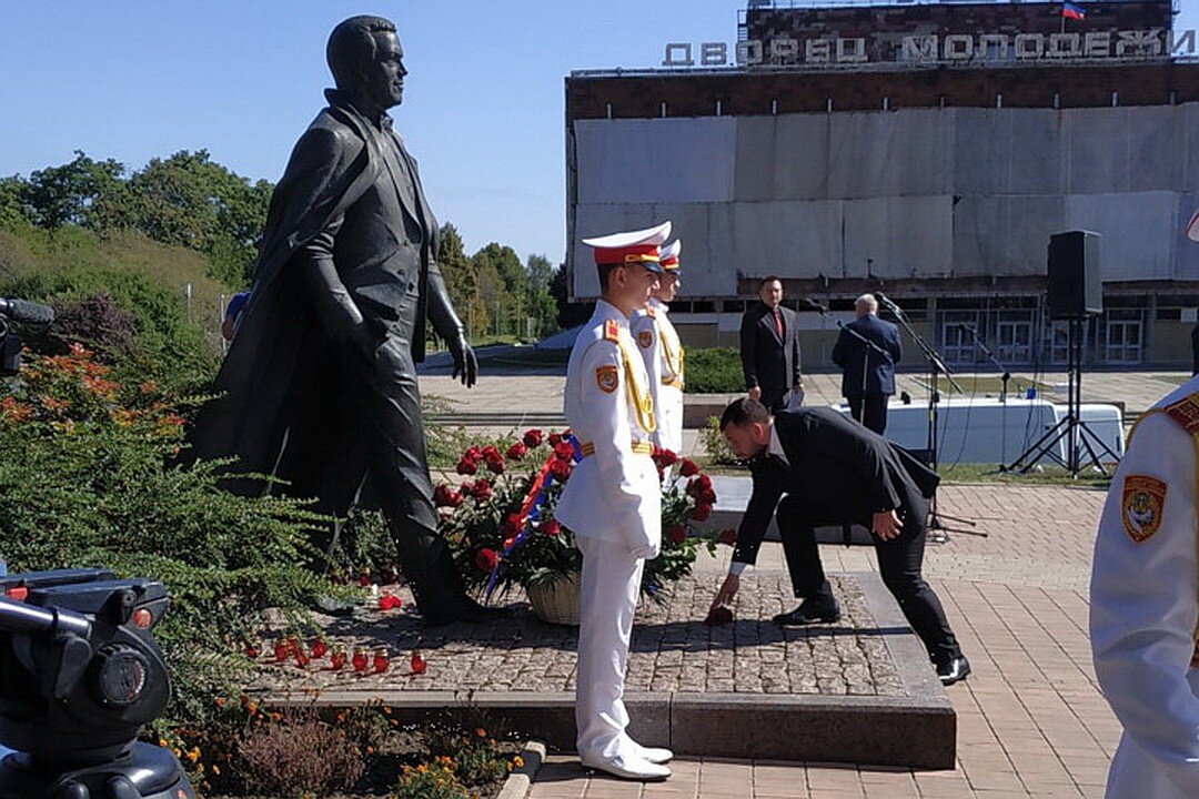 Прижизненный памятник в Донецке  
