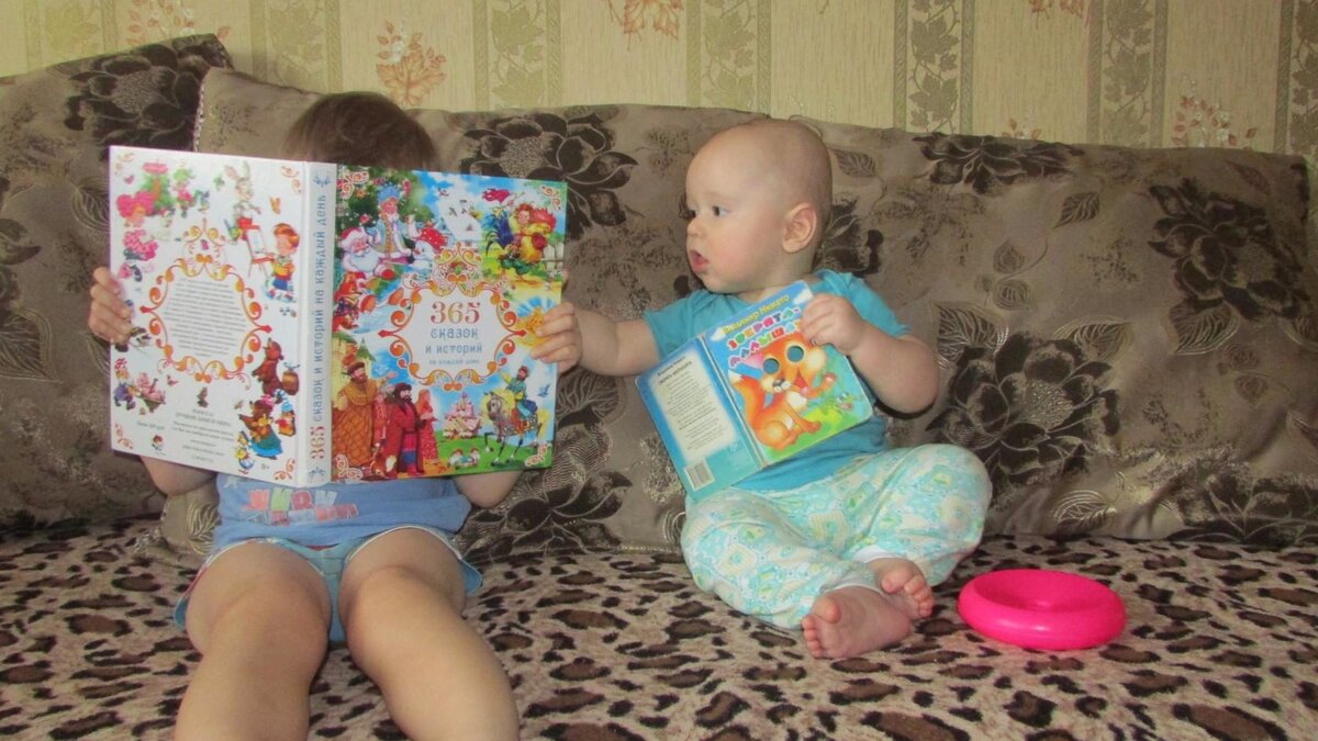 Рома с самых ранних пор очень любит книги