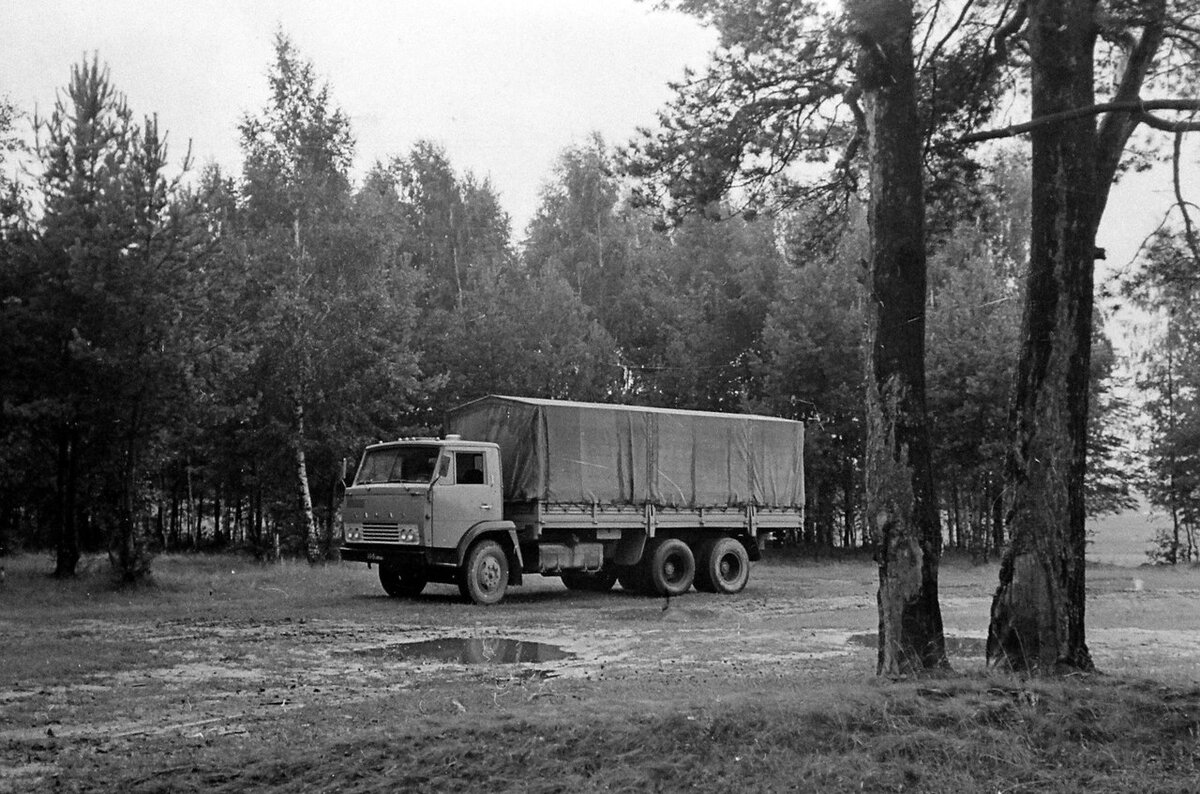 Несмотря на то, что пока это по-сути ЗиЛ-170, в силуэте автомобиля безошибочно угадывается будущий КАМАЗ. 