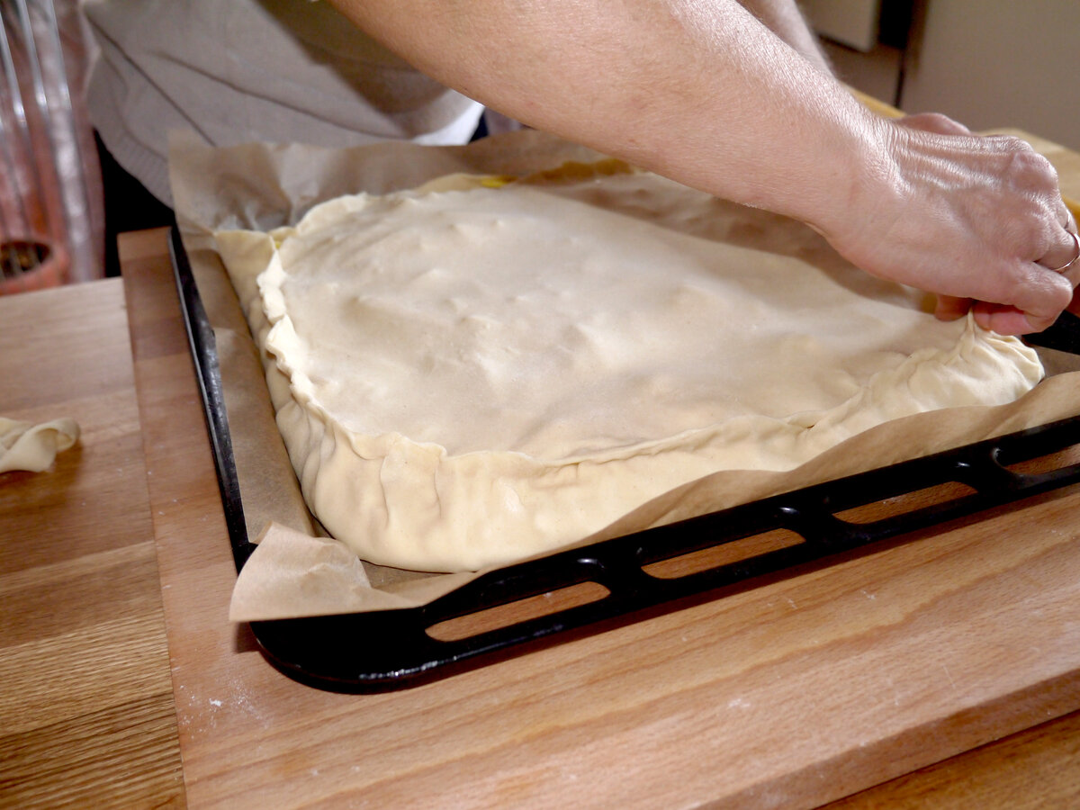 Нужно ли смазывать бумагу для выпечки маслом. Красиво защипывать пироги. Красиво пироги защипывать перед выпеканием в духовке. Как красиво защипывать пирожки перед выпеканием в духовке. Как красиво защипывать пироги перед выпеканием в духовке видео.