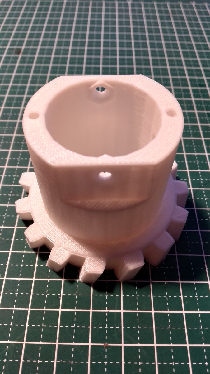 Шестерня соединяющая плечо и предплечье для поворота.