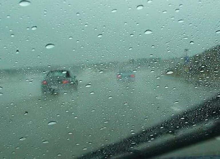 Шёл дождь и было холодно.