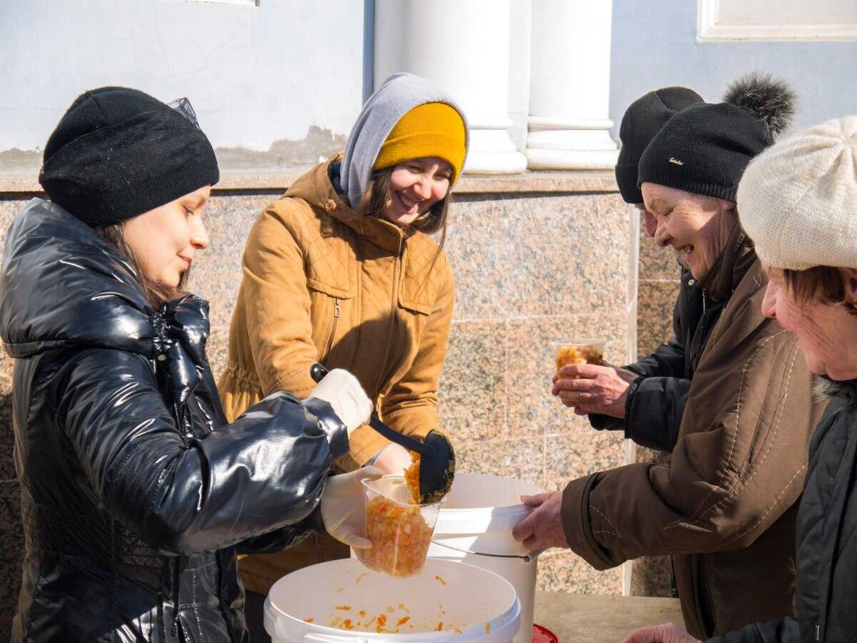 Волонтеры помогающие бездомным. Кормежка бездомных людей. Кормежка бомжей. Еда для бездомных. Пункт раздачи еды бездомным.