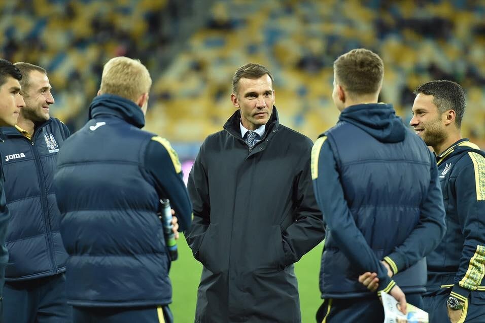 Андрей Шевченко с игроками сборной. фото: ffu.ua