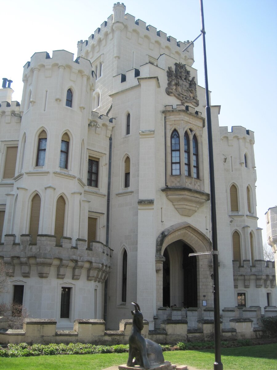 Над входом размещен фамильный герб рода Шварценбергов - последних владельцев замка.