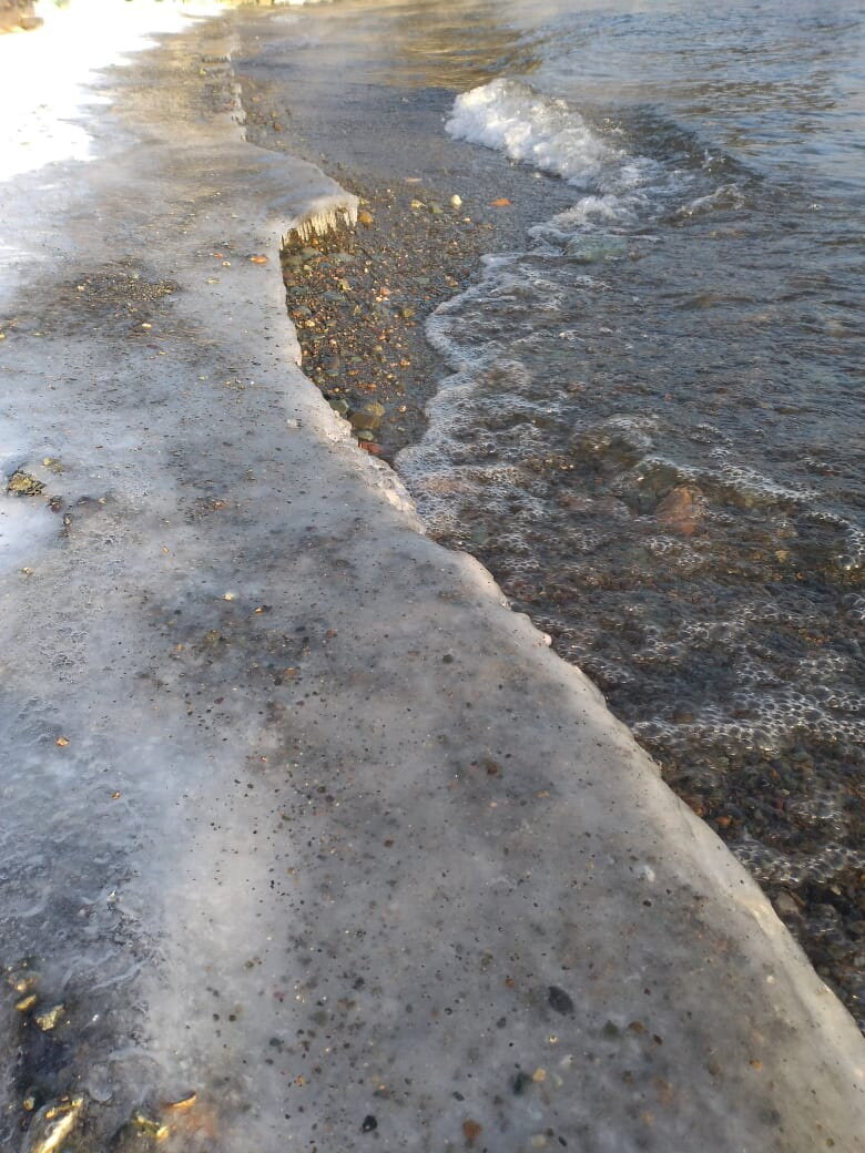 Наледь на берегу. Автор фото Чалбин В.О.