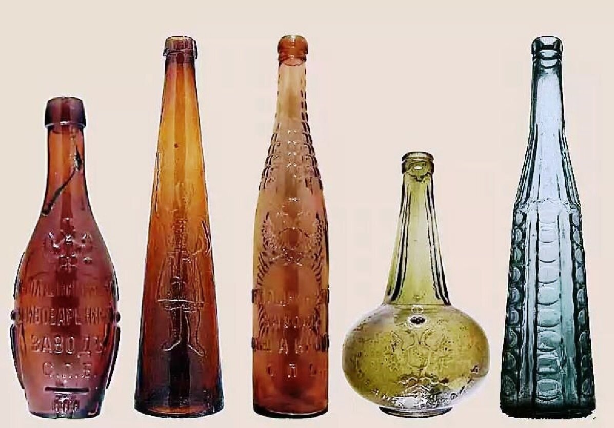 Бутылочка стар. Старинные бутылки. Старые стеклянные бутылки. Старинные пивные бутылки. Стеклянные бутылки 18 века.