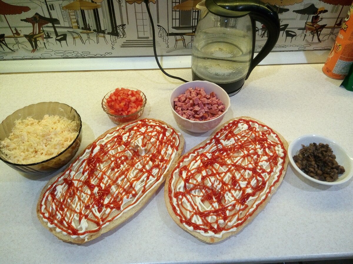 Разрезаем лаваш на пополам в длинну и проливаем майонезом и кетчупом.