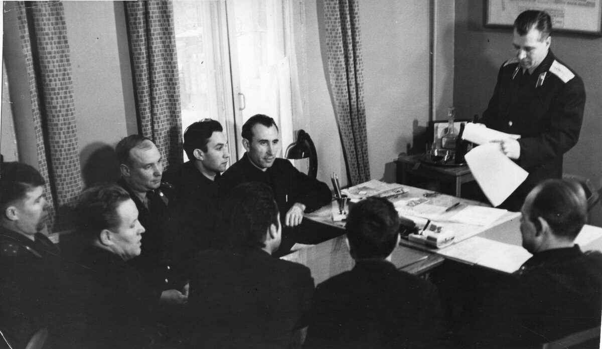 Отец проводит оперативку. 70-е. Из личного архива автора.