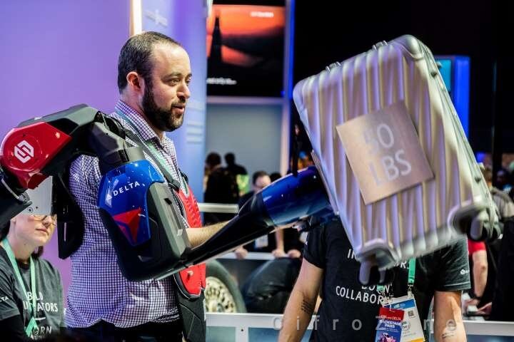 Delta продемонстрировала свою технологию Sarcos Guardian на выставке CES в этом году.