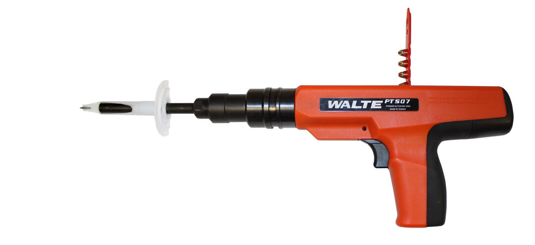 Монтажный пистолет Walte PT-507 с макетом тарельчатого дюбеля (вырезы сделаны для нагладности)