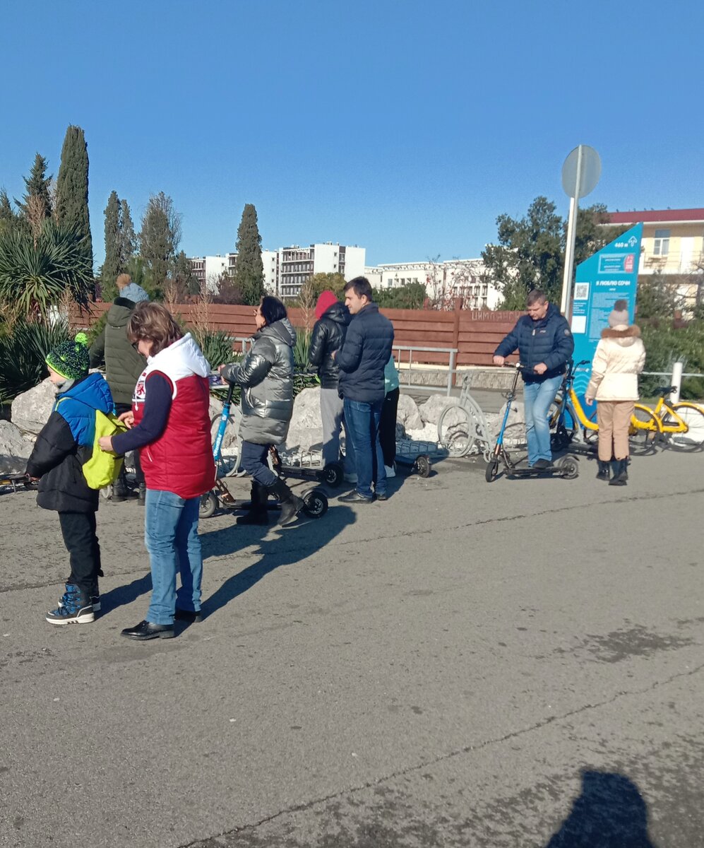 День был солнечный, но ветреный и прохладный, велосипеды и самокаты идут нарасхват! 