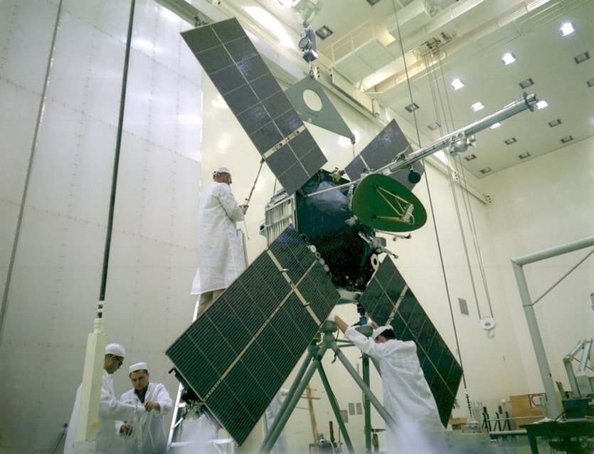 Маринер-4 перед запуском. Изображение: NASA / JPL.