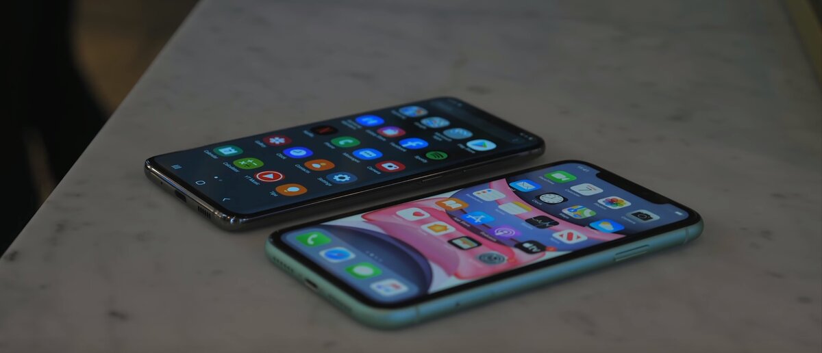 Главные конкуренты - Samsung Galaxy S20 (слева) и Apple iPhone 11 (справа)