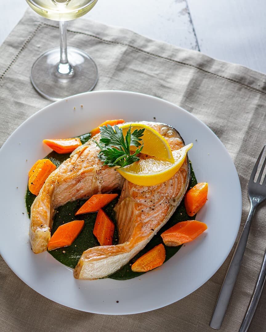  Проверенные сочетания ингредиентов, которые работают везде и всегда, и из которых вы сможете построить любые рецепты, как из конструктора лего.
⠀
🦀Блюда из рыбы и морепродуктов
⠀
Белая рыба + Розмарин
Белая рыба + Тимьян
Копченая рыба + Йогурт
Красная рыба + Розовый перец
Красная рыба + Свекла
Креветки + Авокадо
Креветки + Чеснок
Маслины + Анчоусы
Морепродукты + Лимон
Морепродукты + Петрушка
Рыба + Зелень фенхеля
Рыба + Лимон
Рыба + Оливковое масло
Рыба + Хрен
Сельдь + Яблоки
⠀
🥦Блюда из овощей и гарниры
⠀
Баклажаны + Базилик
Баклажаны + Чеснок
Булгур + Лимон
Геркулес + Сыр
Гречка + Грибы
Грибы + Базилик
Грибы + Паприка
Грибы + Майоран
Грибы + Сливки
Капуста + Тмин
Картофель + Лавровый лист + Лук
Картофель + Мускатный орех
Картофель + Укроп
Картофель + Шпинат
Морковь + Зира
Пшено + Тыква
Рис + Зеленый горошек
Рис + Изюм
Сельдерей + Яблоко
Тыква + Имбирь
Тыква + Корица
Тыква + Мускатный орех
Тыква + Чеснок + Петрушка
Фасоль + Бекон
Фасоль + Орехи
Фасоль + Чили
Цветная капуста + Сыр
⠀
🍝Соусы, заправки и маринады
⠀
Апельсин + Имбирь
Вишня + Шоколад
Имбирь + Мята
Йогурт + Мята
Йогурт + Огурцы
Йогурт + Чеснок
Кофе + Кардамон
Кофе + Острый перец
Лук + Уксус
Маслины + Анчоусы
Мёд + Оливковое масло
Мёд + Цедра апельсина
Помидоры + Базилик
Помидоры + Чеснок
Соевый соус + Мёд
Хрен + Кислые яблоки
Чеснок + Имбирь
Чеснок + Кинза + Острый перец
⠀
🧁Десерты и выпечка
⠀
Апельсин + Имбирь
Бананы + Шоколад
Бисквит + Сливки
Вишня + Шоколад
Клубника + Бальзамический уксус
Клубника + Помидоры + Базилик
Клубника + Сливки
Кофе + Кардамон
Кофе + Острый перец
Орехи + Корица + Мед
Помидоры + Базилик
Ревень + Изюм
Рис + Изюм
Сахар + Корица
Соевый соус + Мёд
Сыр + Виноград
Сыр + Мёд
Творог + Курага
Творог + Цитрусовые
Творог + Черника
Шоколад + Орехи
Шоколад + Острый перец
Яблоки + Корица.
