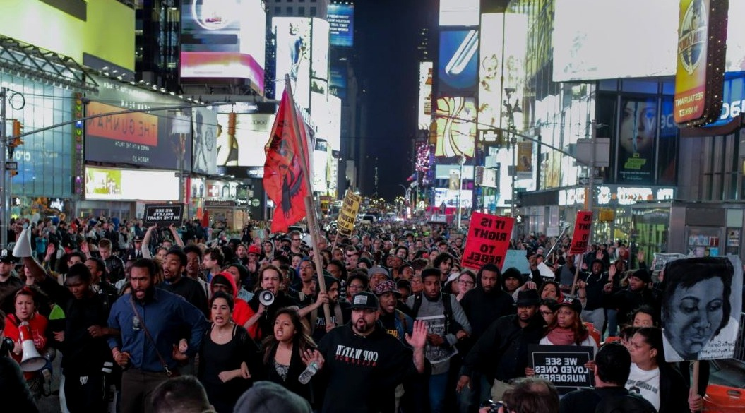 Протесты в Нью-Йорке, в толпу вмешивается террористическая организация АНТИФА