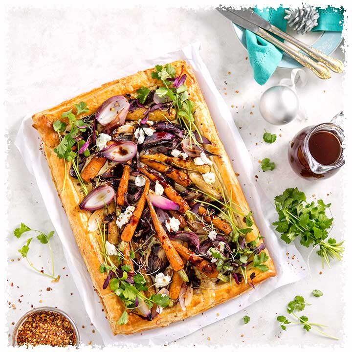 Пирог с жареной морковью и красным луком, козьим сыром и глазурью из винного уксуса