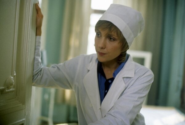 Актриса Яковлева в роли медсестры