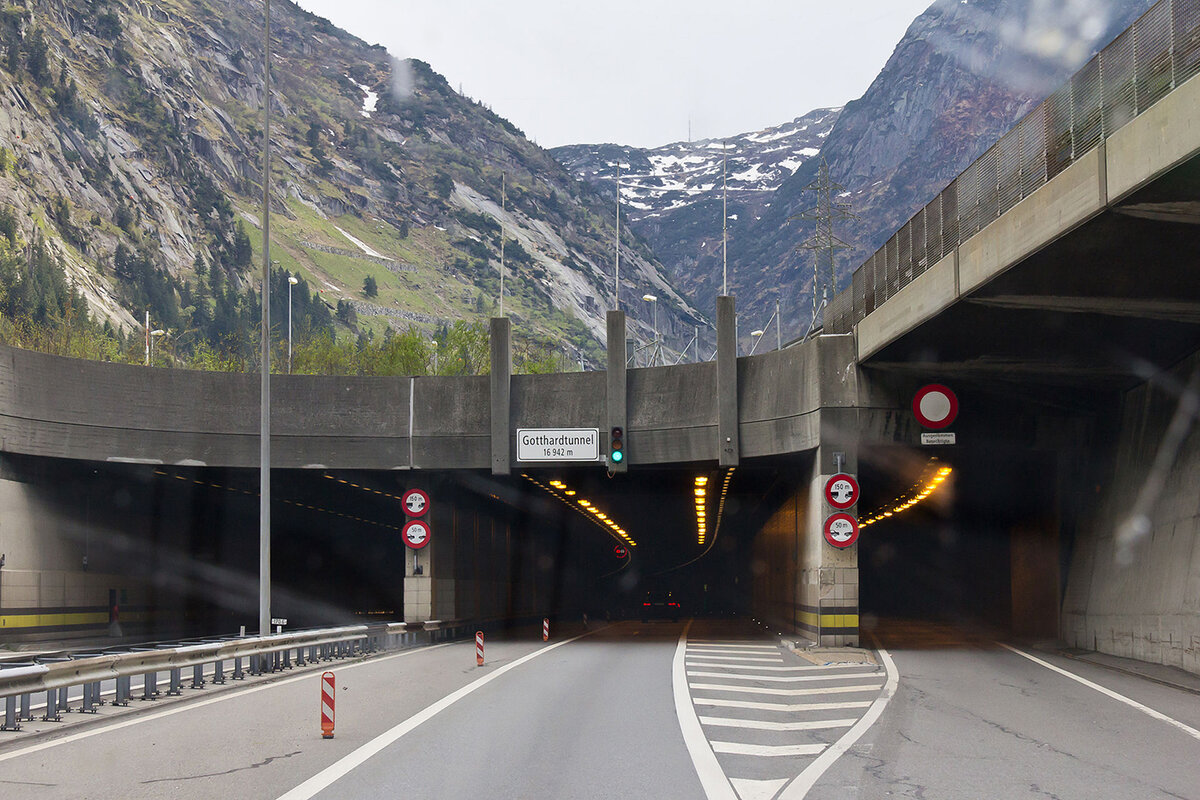 Сен готард. Тоннель сен Готард. Сент Готтардский автомобильный туннель. Готардский автомобильный тоннель в Швейцарии. Сен-Готард Швейцария.