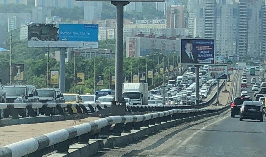 Пробки владивосток. Владивосток Луговая пробка. Мост на второй речке во Владивостоке. Мост пробки Владивосток. Пробка на Гоголя Владивосток.