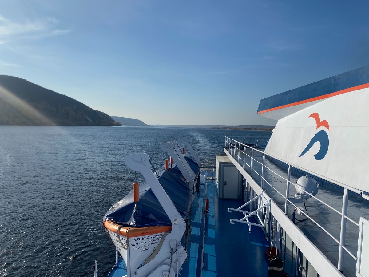 За кормой Жигулёвские горы