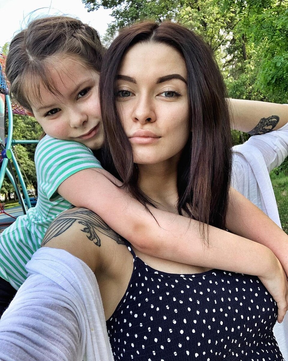 Аня с дочерью, фото взято из личного инстаграмм-аккаунта Ани https://www.instagram.com/khanovaya/