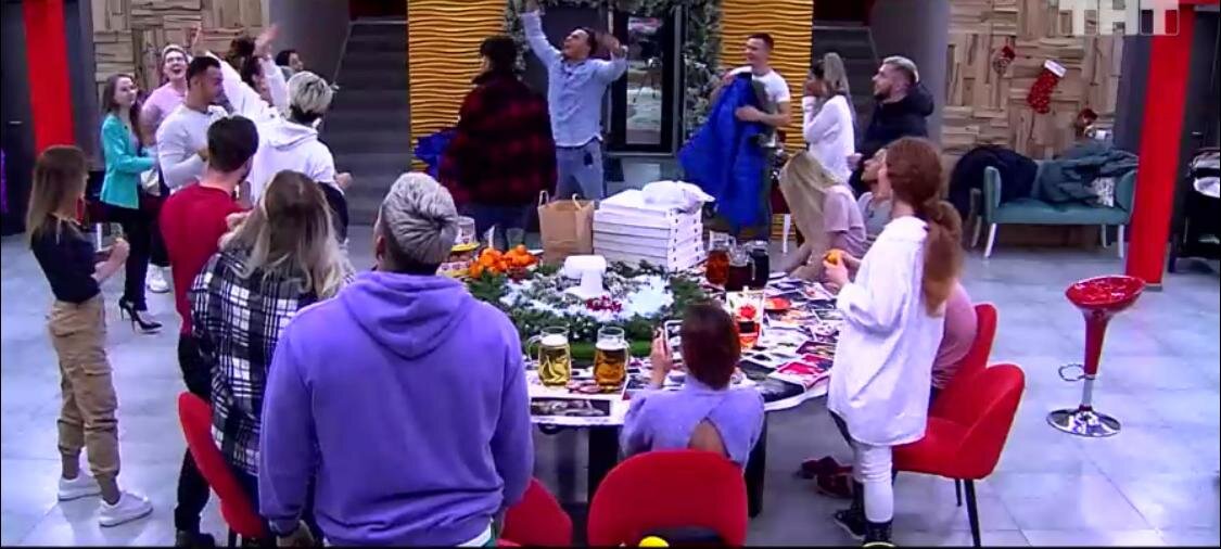 Фото: скрин эфира. Участники теле-проекта поздравляют победителя конкурса. А кто же стал победителем? Сейчас узнаем.