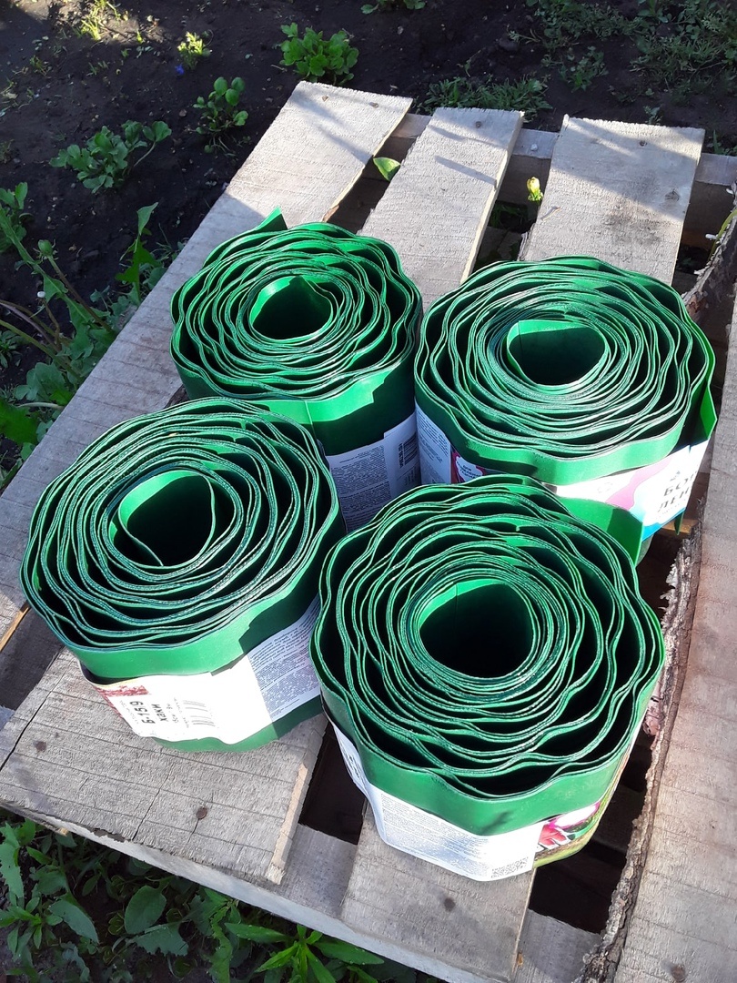 Ура! Мы выкроили из бесконечной стройки деньги и купили бордюрную ленту!