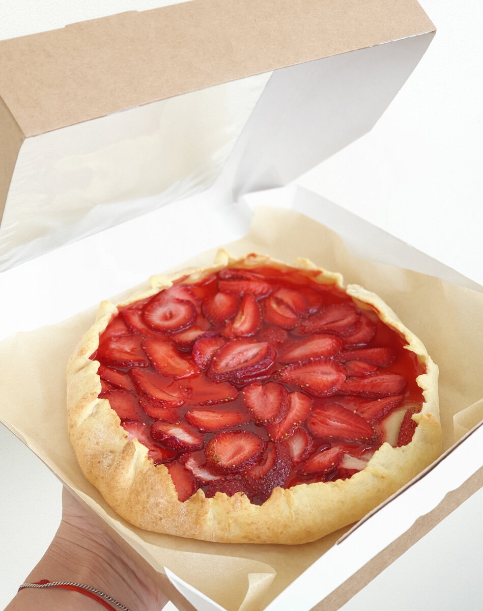 Большая галетушка с клубникой 