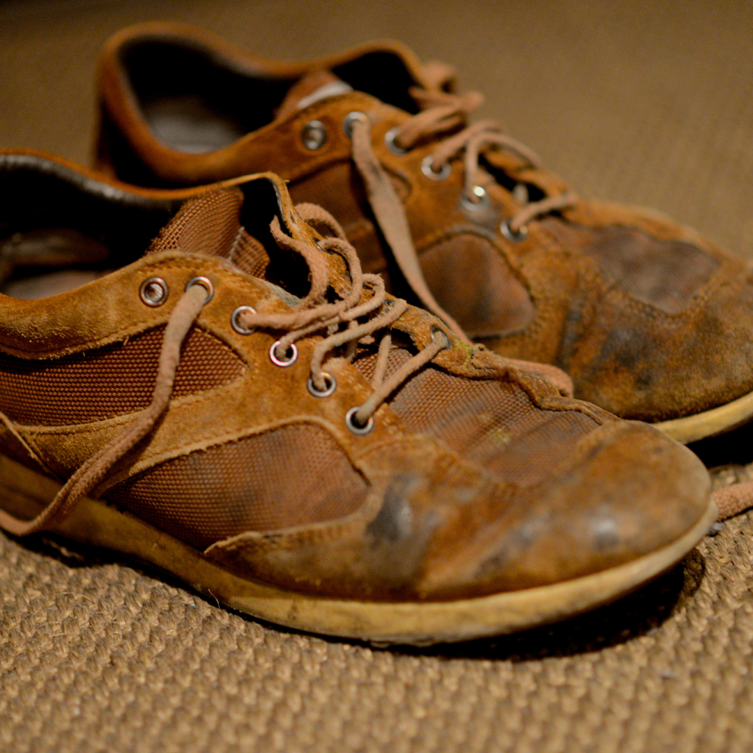 Виды обуви старые. Старая обувь. Старые туфли. Старые ботинки. Старая обувь Пег.