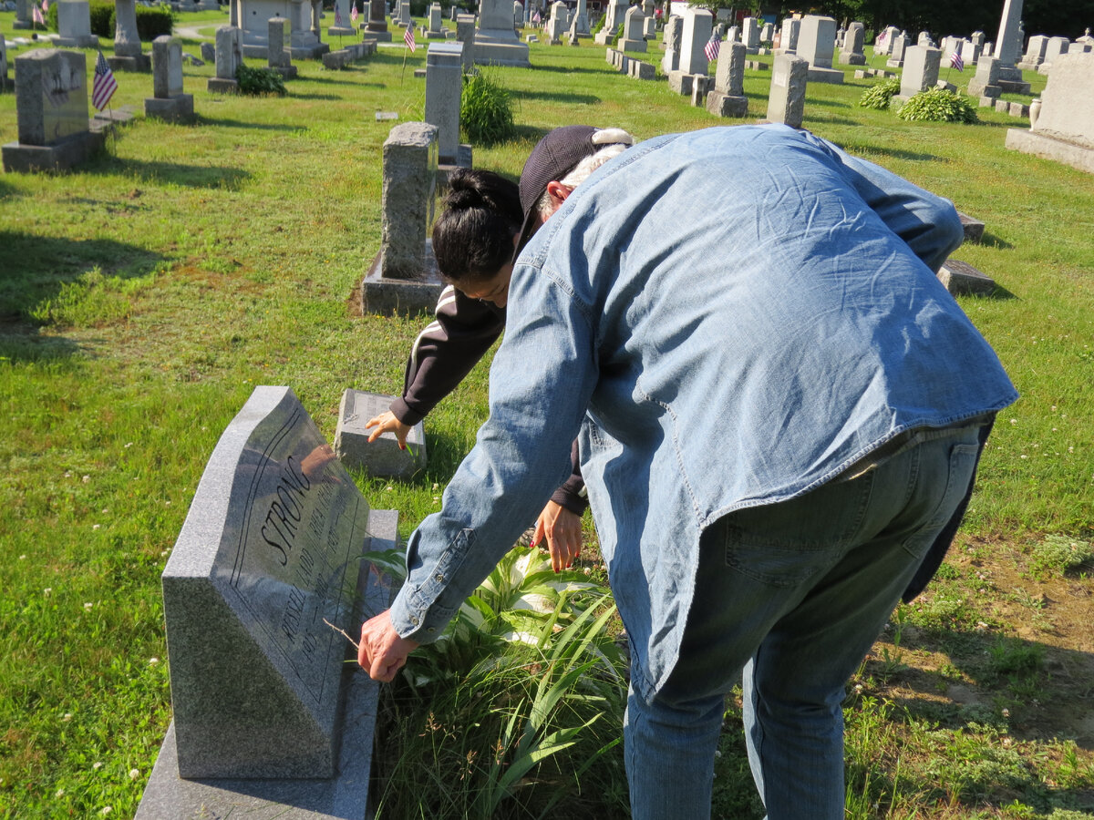 Один наш знакомый дедушка (американец) приобрёл себе не то что участок на кладбище, а ещё и надгробный камень с датой рождения, но с пустым пока местом для даты смерти. Лет двадцать назад купил. Каждый год приезжает на кладбище и ухаживает за своей будущей могилой. Американцы к этому делу серьёзно относятся. Фото автора.  